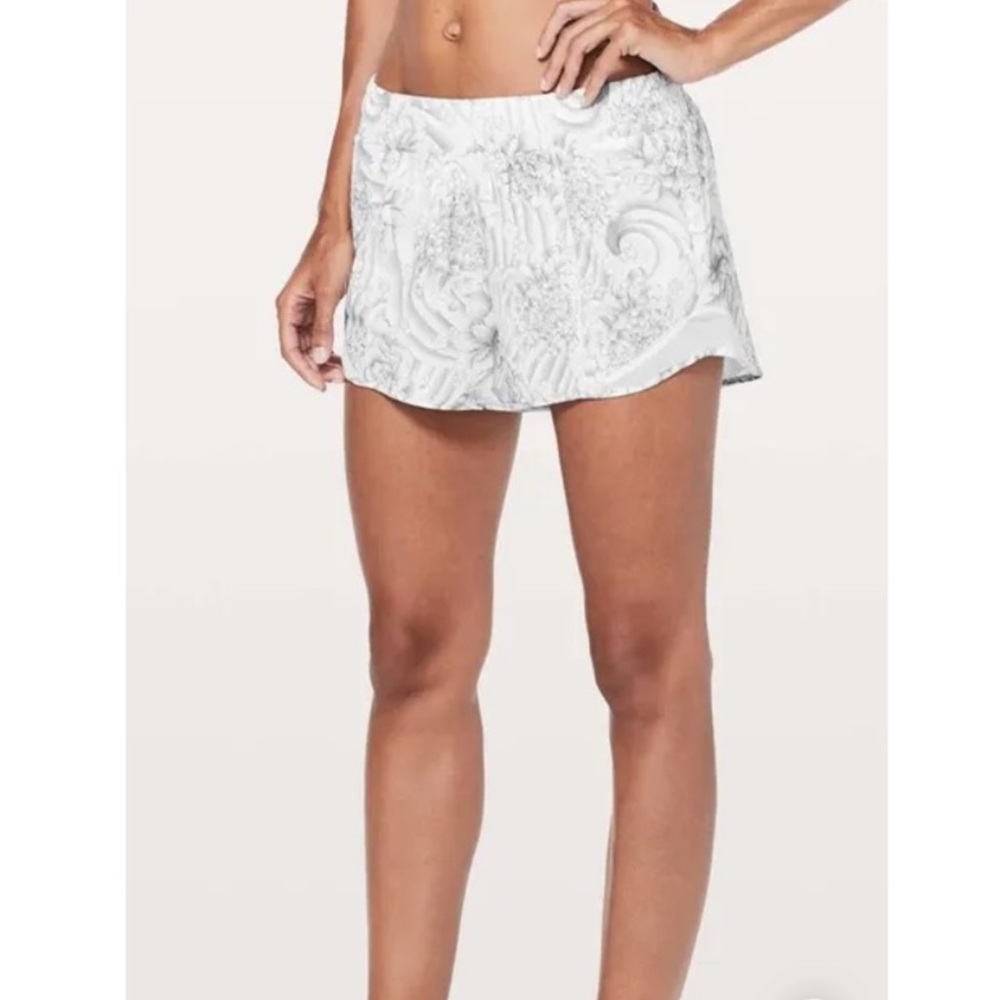 Lululemon Hotty Hot Short 2”